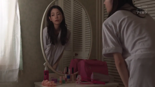 卧室 · 站姿 · 白色T恤 · 镜中倒影