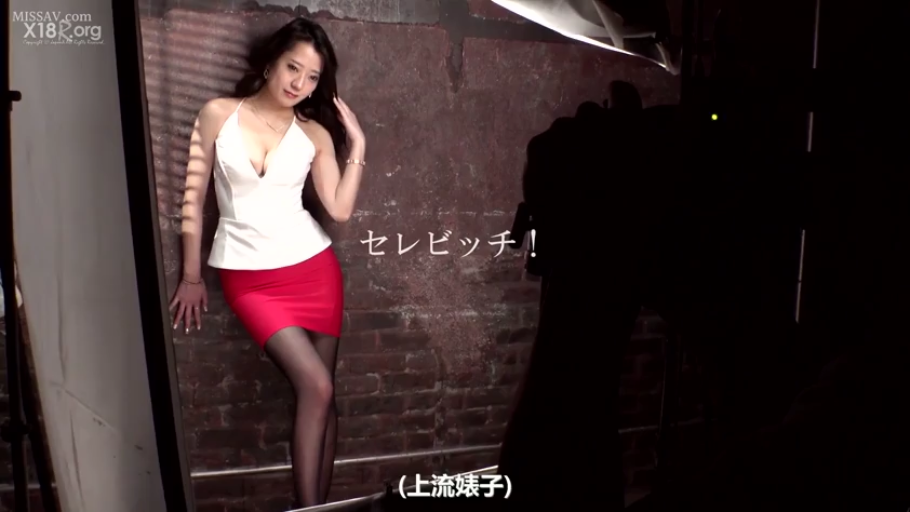 白色深V挂脖上衣 · 全身身材展示 · 自信 · 摄影棚 · 聚光灯照明 · 专业摄影设备
