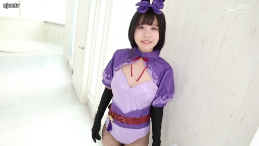 上半身特写 · 温柔 · 紫色连体衣 · 光线明亮 · 白色背景房间 · 紫色兔耳朵发箍