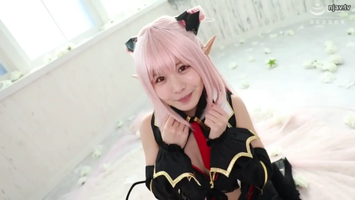 室内 · 脸部特写 · 甜美微笑 · 黑色挂脖上衣 · 精灵耳朵 · 白色背景