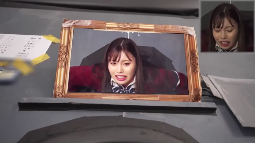 封闭空间 · 领结 · 狰狞 · 年轻女子面部特写 · 画中画监控视图 · 金边装饰画框