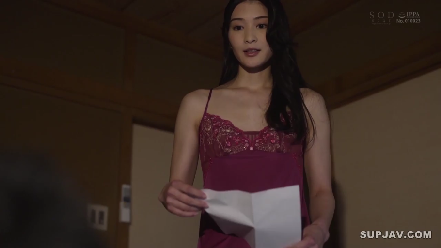 室内 · 站姿 · 自然 · 上半身 · 长发 · 吊带睡衣 · 纸张 · 拿着纸