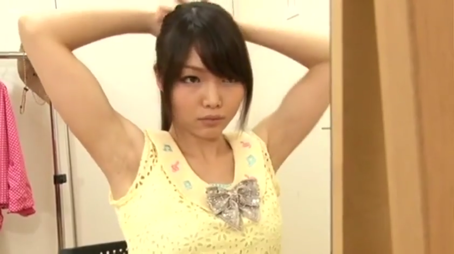 平静 · 衣架 · 腋下诱惑 · 腋下特写 · 整理头发 · 室内更衣室 · 黄色无袖蕾丝衫 · 抬手扎发