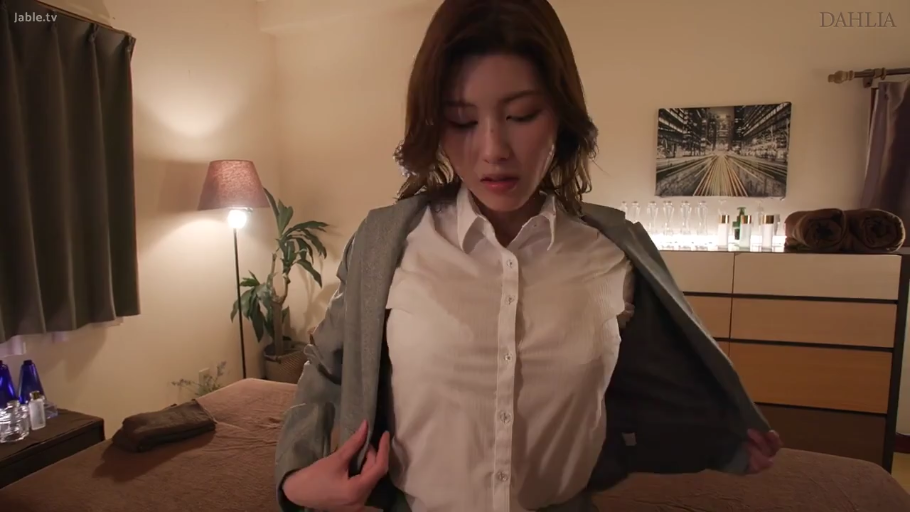 若有所思 · ホテルルーム · 上半身特写 · 深灰色西装外套 · 无 · 背景有灯光布置