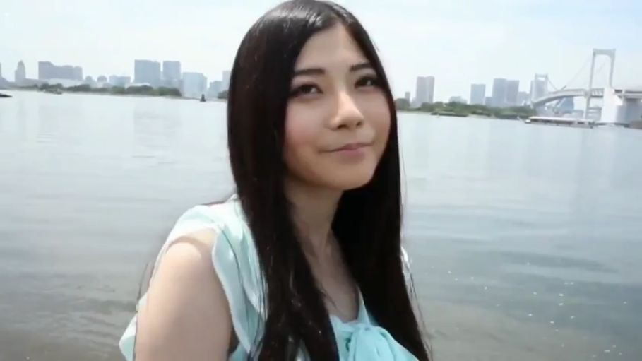 温柔 · 面部特写 · 海边 · 浅蓝色无袖上衣