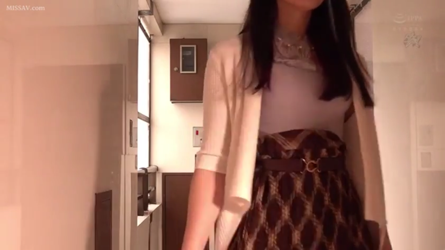 站立 · 中景 · 自然 · 走廊 · 长发 · 走动 · 针织衫配长裙