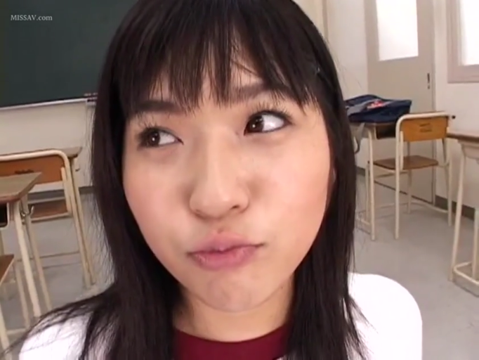 教室 · 面部特写 · 红色内搭 · 注视