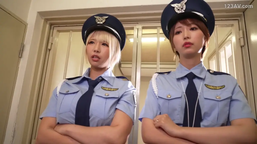 走廊 · 警觉 · 头部特写 · 浅蓝色短袖警察制服 · 制服