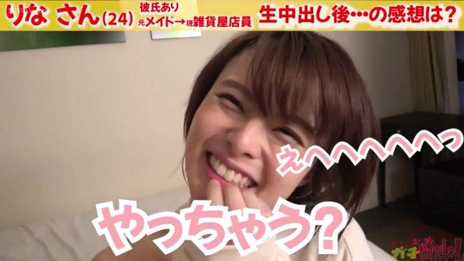 室内 · 脸部特写 · 歪头 · 米色毛衣