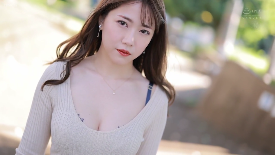 胸部特写 · 诱惑 · 公园 · 光线柔和 · 米色低胸针织上衣 · 项链