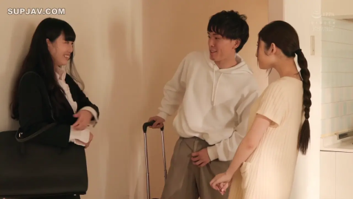 玄关 · 交谈 · 站立 · 手提包 · 中景 · 微笑 · 休闲服 · 多人