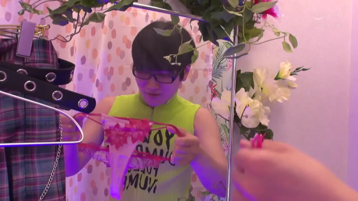 室内 · 专注 · 站立 · 中景 · 绿色无袖衫 · 展示内裤