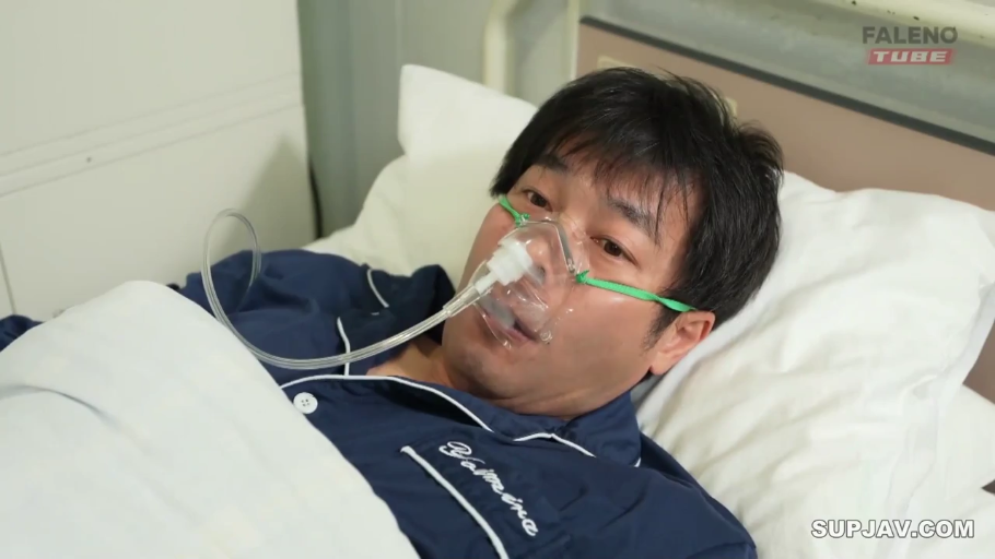 病房 · 脸部特写 · 虚弱 · 氧气面罩 · 深蓝色病人服