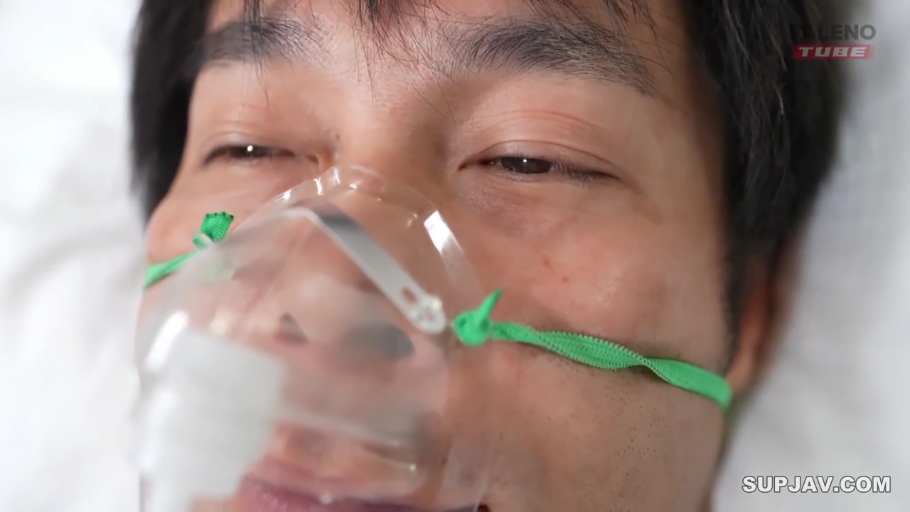医院 · 眼睛特写 · 无明确衣着 · 医疗设备 · 神情虚弱 · 医疗氧气面罩