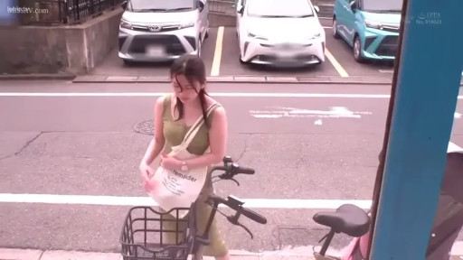 站立 · 中景 · 自然 · 户外 · 自行车 · 街景 · 绿色吊带 · 取物