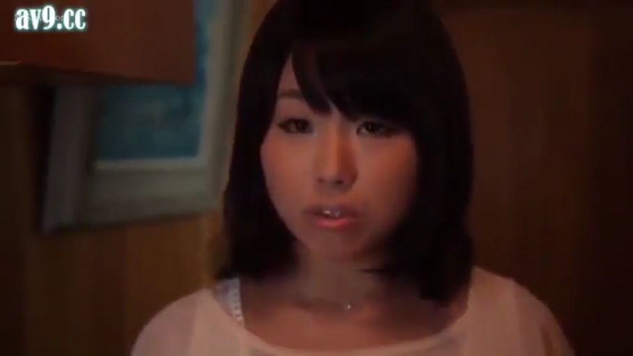 室内 · 面部特写 · 注视镜头 · 水印 · 正面站立 · 浅色上衣 · 迷茫