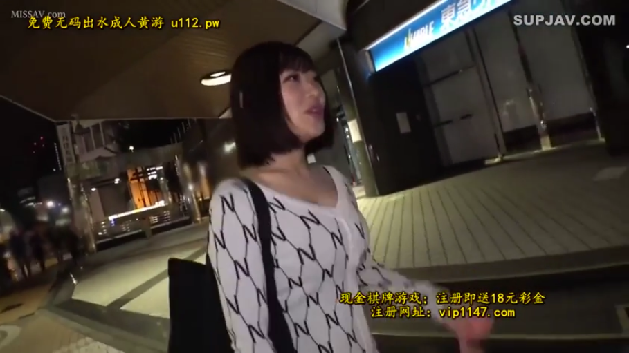 中景 · 户外街道 · 单肩包 · 街头采访 · 自然微笑 · 站立行走 · 白色印花上衣 · 聊天谈话