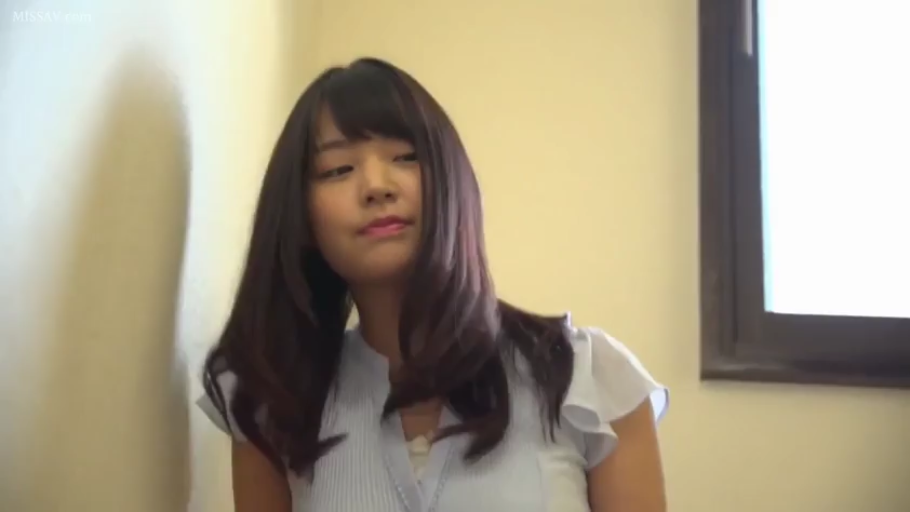 室内 · 坐姿 · 平静 · 半身 · 凝视 · 长发 · 浅蓝色无袖上衣