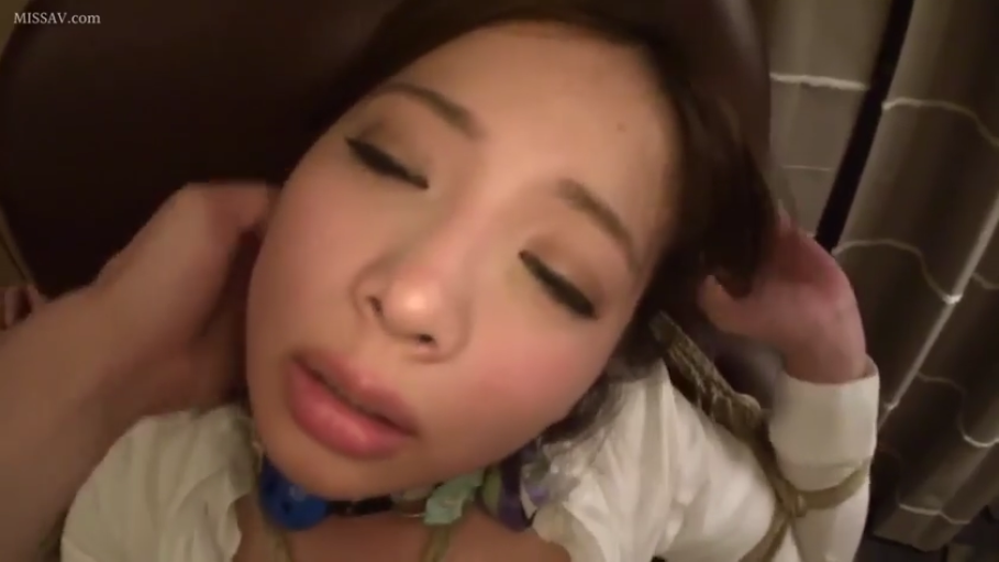 室内 · 微张嘴 · 面部特写 · 白色上衣 · 球形口球