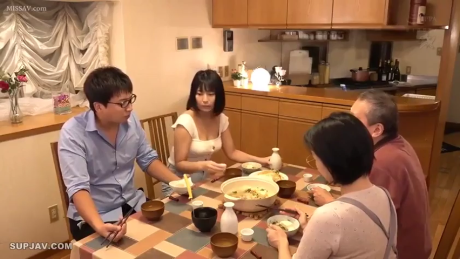 平静 · 白色低胸上衣 · 室内餐厅 · 酒壶 · 家庭聚餐场景