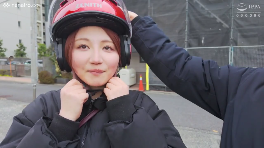 微笑 · 面部特写 · 路边 · 摩托车头盔 · 黑色连帽羽绒服