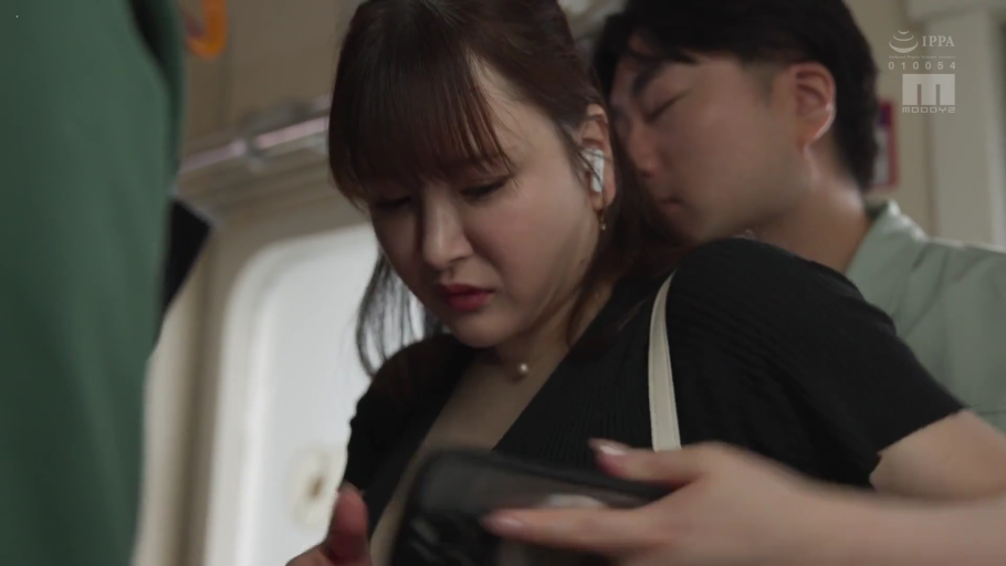 蓝牙耳机 · 黑色上衣 · 地铁车厢 · 沉默 · 女子面部特写 · 性骚扰 · 挤拥