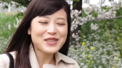 微笑 · 面部特写 · 樱花树下 · 浅色外套