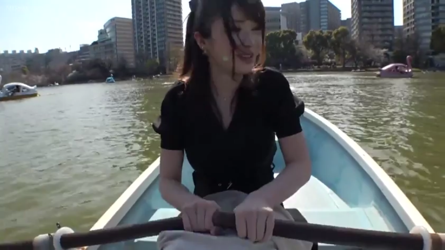 坐姿 · 中景 · 微笑 · 黑色短袖上衣 · 湖面 · 划船 · 船桨