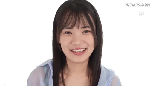 面部特写 · 白色背景 · 正面看向镜头 · 浅蓝色透视衬衫