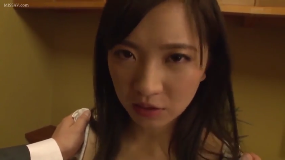 室内 · 挑衅 · POV视角 · 白色衣物 · 女性面部特写
