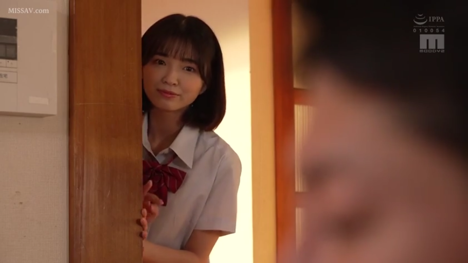 室内 · 中景 · 微笑 · 门框 · 剧情 · JK制服 · 窥视 · 探头