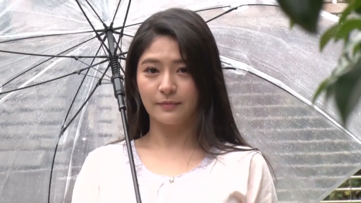 注视 · 面部特写 · 雨天 · 透明雨伞 · 白色浅色上衣 · 雨滴