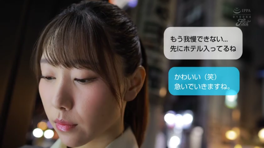 低头 · 脸部特写 · 平静 · 衬衫 · 看手机 · 户外 · 对话框 · 真实