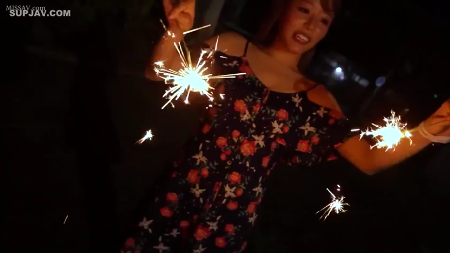 站立 · 微笑 · 半身 · 碎花连衣裙 · 夜景 · 户外夜晚 · 仙女棒 · 玩手持烟花