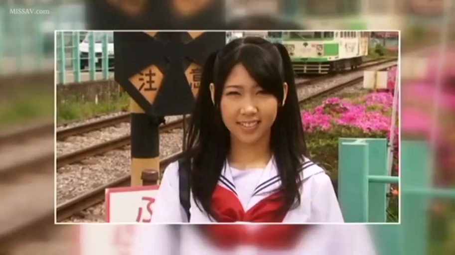 微笑 · 铁轨旁 · 日本学生制服 · 人物面部特写