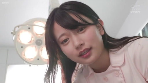 诊疗室 · 温柔 · 脸部特写 · 粉色护士服 · 手术无影灯