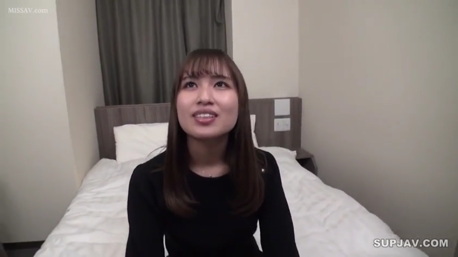 坐姿 · 交谈 · 脸部特写 · 卧室 · 微笑 · 床 · 长发 · 黑色长袖