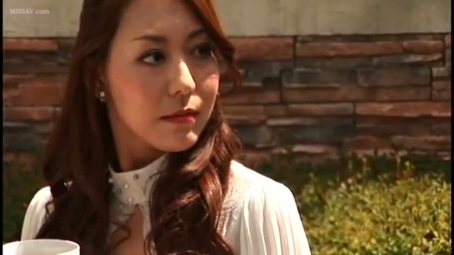 白色高领连衣裙