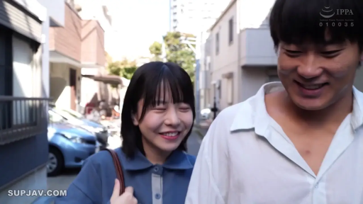 蓝色POLO衫 · 行走 · 头部特写 · 愉快 · 户外街道 · 生活化 · 单肩包 · 谈笑