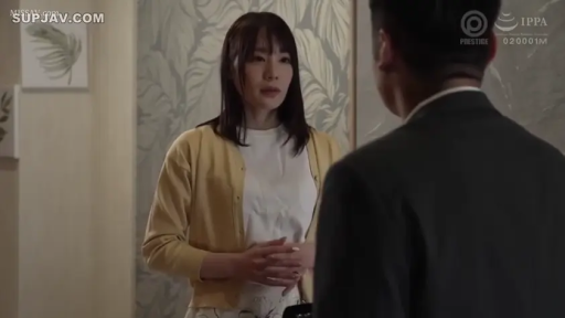 リビング · 集中 · 女子穿着黄色针织开衫 · 女子脸部特写