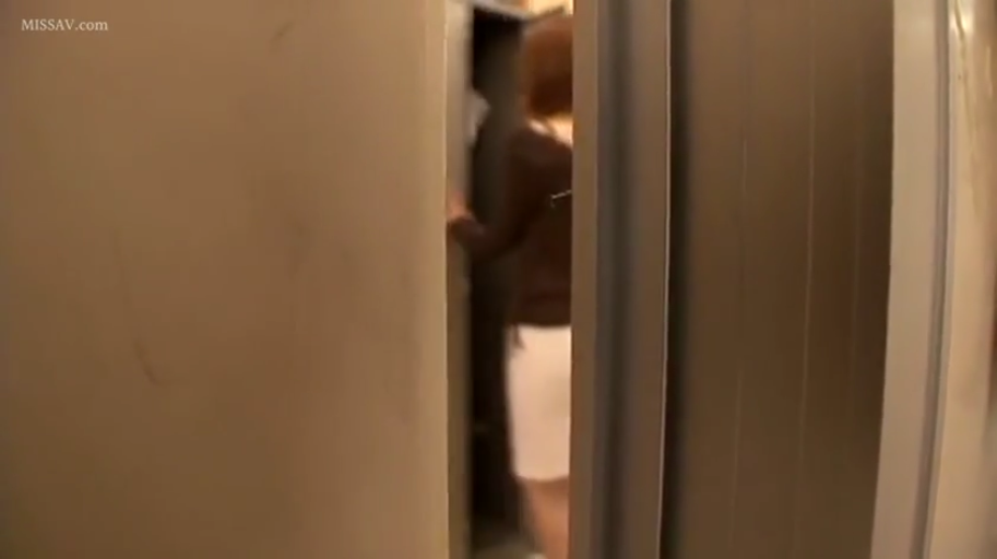 更衣室 · 深色上衣 · 储物柜 · 不可见 · 门缝视角 · 中远景拍摄