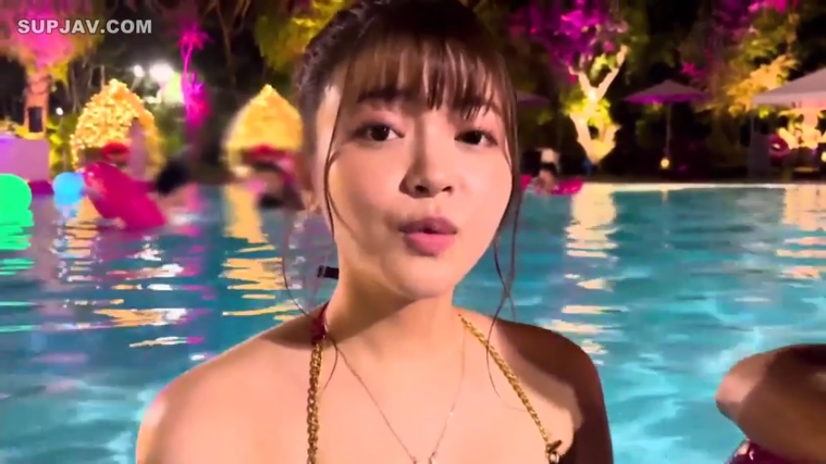 脸部特写 · 比基尼 · 站姿 · 看向镜头 · 室外泳池 · 噘嘴