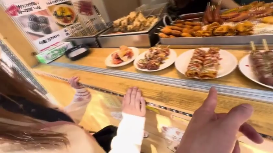 站立 · 第一人称视角 · 针织衫 · 餐盘 · 食物特写 · 美食摊位 · 挑选购买