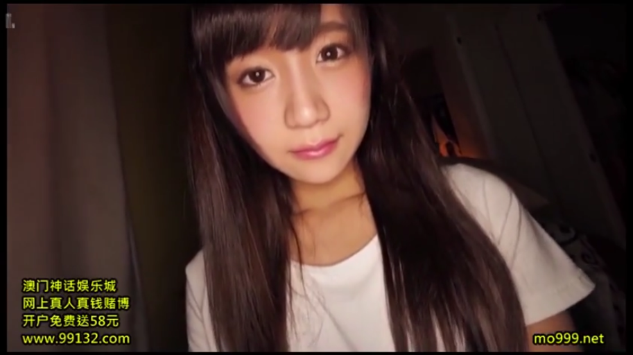 室内 · 白色短袖 · 微笑 · 面部特写 · 对视 · 长发 · 正面