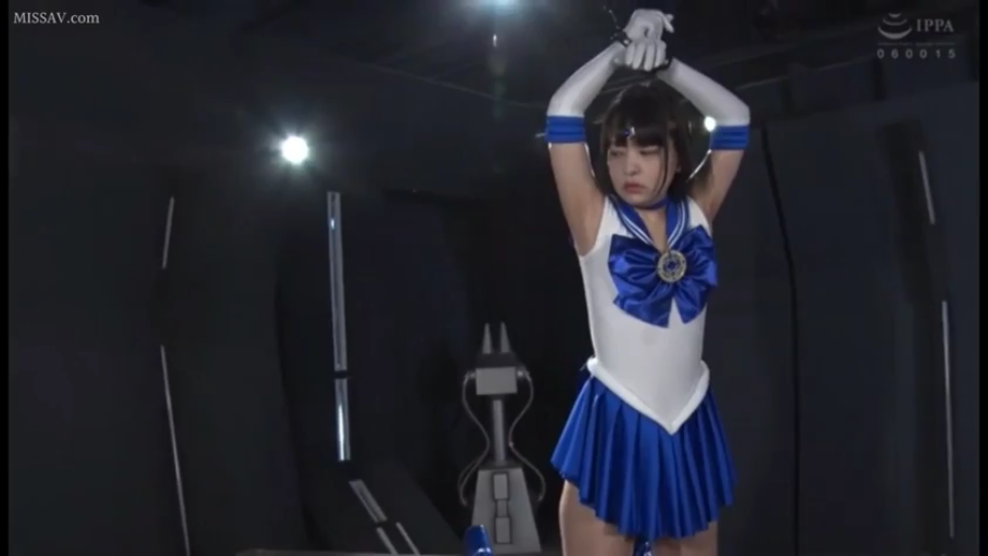 迷茫 · 上半身特写 · 手铐 · 美少女战士水手服 · 灯光照射 · 深色摄影棚