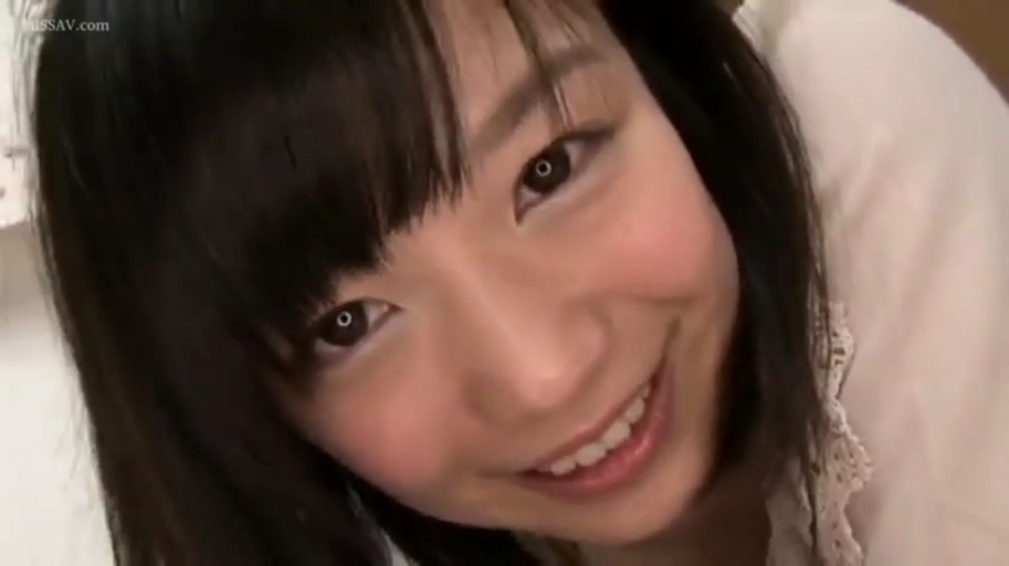 室内 · 甜美微笑 · 眼睛特写 · 白色上衣