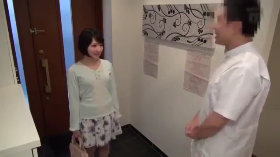 交谈 · 全身 · 站立 · 微笑 · 剧情 · 手提包 · 玄关 · 针织衫与碎花裙