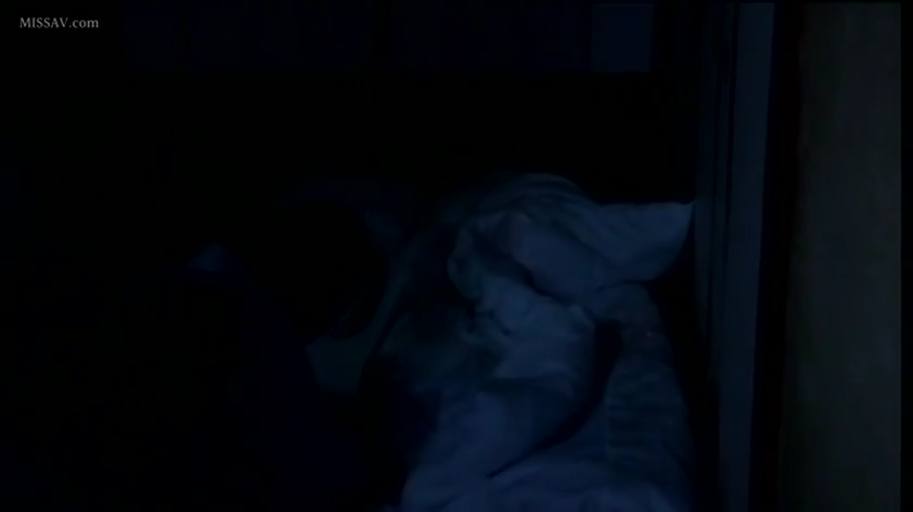 俯身 · 全裸 · 卧室 · 床 · 昏暗 · 夜袭