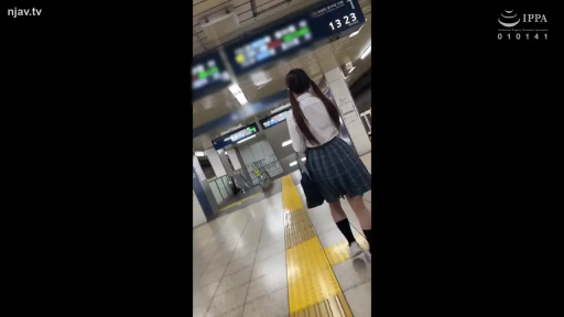 书包 · 平底鞋 · 火车站台