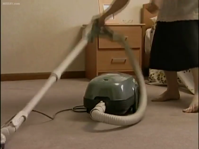 卧室 · 白上衣 · 吸尘器